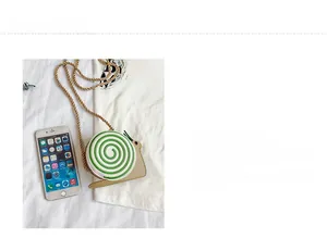 Mini sac à bandoulière escargot pour enfants avec un smartphone pour comparer la taille