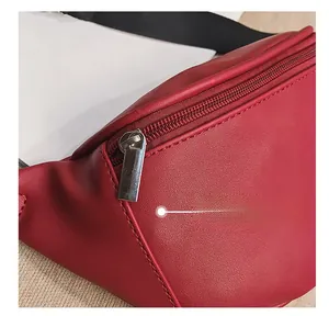 Detail der roten PU-Leder-Gürteltasche mit silbernem Reißverschluss und Nylonband