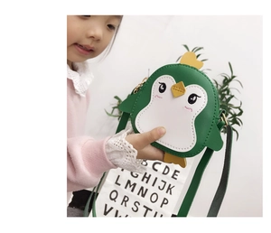 Detail of cute green penguin-shaped kids crossbody bag made of high-quality PU leather