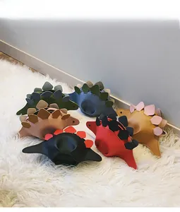 Vue détaillée de sacs à bandoulière dinosaures 3D colorés en similicuir pour enfants