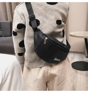 Detailaufnahme der schwarzen Kinder-Gürteltasche aus Kunstleder mit verstellbarem Gurt