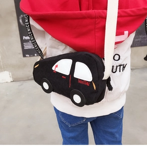 Détail du sac bandoulière pour enfant en forme de voiture, velours noir et sangle brodée