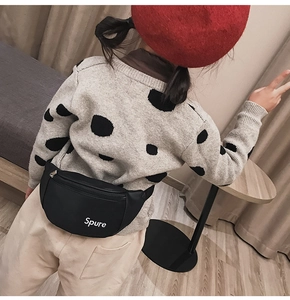 Schwarze Kinder Bauchtasche mit Spure Logo, getragen von einem Kind in Wohnumgebung