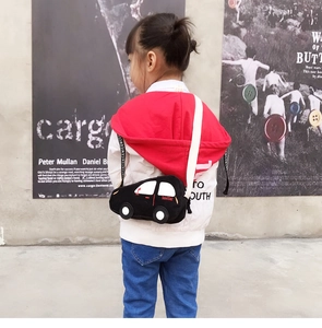 Détail du sac à bandoulière enfant en forme de voiture avec sangles blanches et broderie