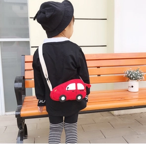 Détail du sac bandoulière enfant en forme de voiture rouge avec franges et sangle