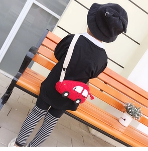 Sac bandoulière voiture en peluche rouge pour enfant avec sangle réglable porté au parc