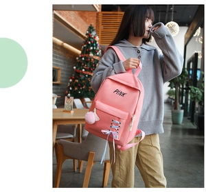 Sac à dos d'école rose avec lettrage PINK, pompon en peluche et sangles latérales