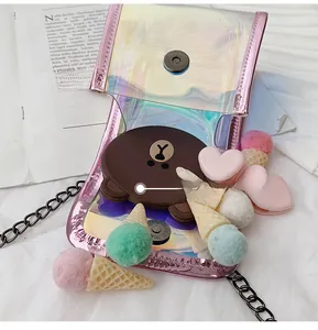 Détail montrant la capacité interne du mini sac holographique en PVC avec bord rose