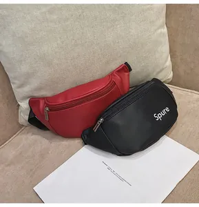 Detail von roten und schwarzen PU-Leder Kinder-Bauchtaschen mit Spure-Aufdruck auf Kissen