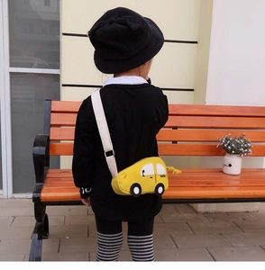 Détail d'un sac bandoulière jaune en forme de voiture pour enfant avec sangle réglable
