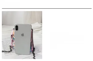 Mini sac bandoulière laser rose à côté d'un smartphone pour comparer la taille