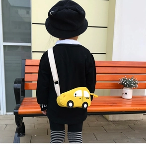 Détail du sac enfant en velours côtelé jaune en forme de voiture avec bandoulière