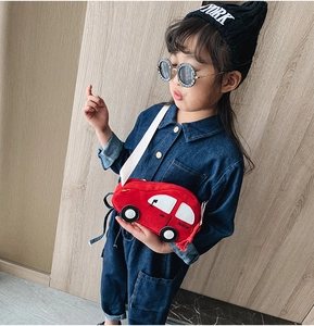 Detail of red car-shaped kid's crossbody bag with Familiar logo and white strap