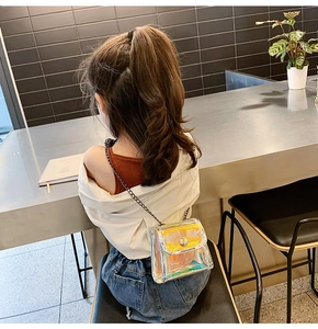 Sac bandoulière laser pour enfants avec chaîne métallique porté par un enfant stylé