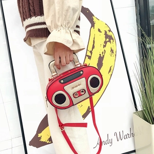 Borsa a mano rossa a forma di radio retrò con manico dorato e tracolla lunga