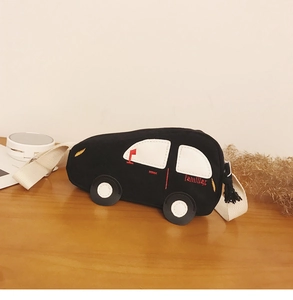 Sac bandoulière enfant en toile noire en forme de voiture avec broderie et sangle