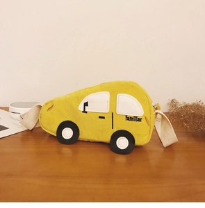Détail du sac bandoulière enfant en velours côtelé jaune en forme de voiture avec broderie