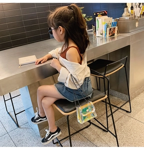 Sac bandoulière transparent holographique pour enfant avec chaîne porté par un mannequin