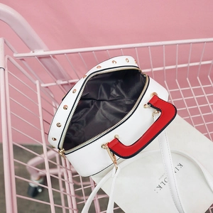 Borsa a mano retrò in pelle bianca con borchie dorate e manico rosso decorativo