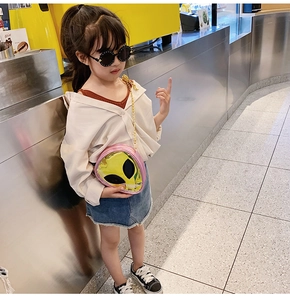 Dettaglio della borsa alieno in gelatina rosa per bambine con specchio giallo e catena