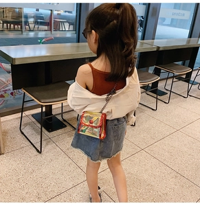 Sac bandoulière enfant laser holographique avec bordure rouge et chaîne métallique