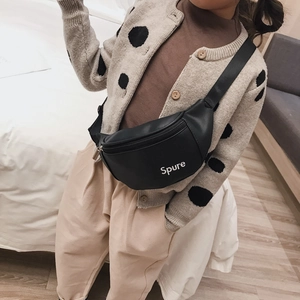 Kindertasche aus schwarzem Kunstleder mit Spure-Aufdruck und verstellbarem Schultergurt