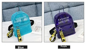 Détail de mini sacs à dos en PVC transparent bleu et violet avec texte tendance