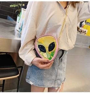 Bambina che indossa borsa a tracolla alieno olografica con catena d'oro e rosa