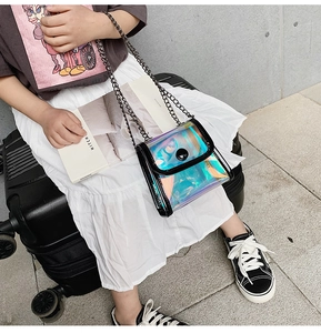 Gros plan d'un sac holographique pour enfant en PVC avec bordure noire et chaîne