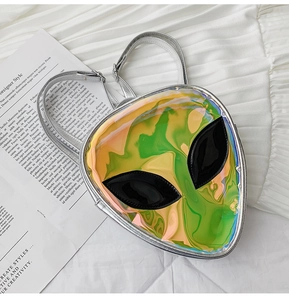 Dettaglio borsa aliena in PVC laser con finitura iridescente e spalline argentate