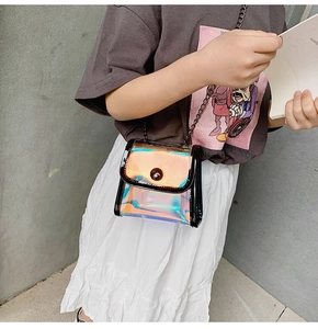 Gros plan sur un mini sac laser holographique avec bordure noire et bandoulière chaîne