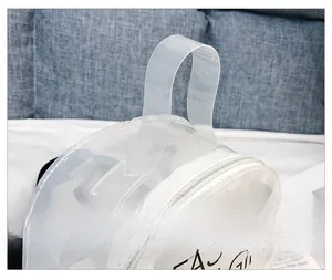 Détail de la poignée souple et fermeture éclair blanche sur trousse en PVC transparent