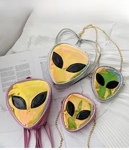 Zaini e borse a tracolla olografici a forma di alieno in argento, rosa e giallo-verde