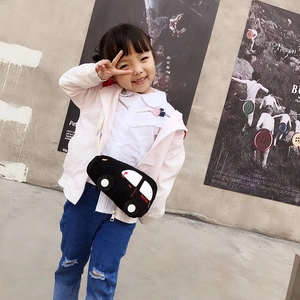 Sac bandoulière enfant en forme de voiture noire avec une sangle réglable