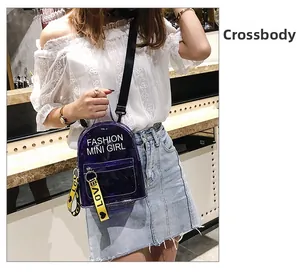Gros plan du sac à bandoulière violet transparent avec ruban jaune porté en café