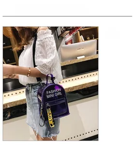 Détail d'un mini sac à dos en PVC violet transparent avec sangle jaune LOVE porté à l'épaule