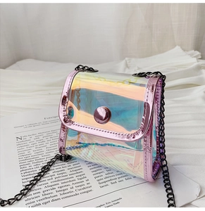 Détail du mini sac laser transparent avec bordure rose métallisée et bandoulière chaîne