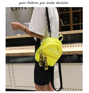 Détail d'un mini sac à dos en PVC jaune transparent avec inscription Fashion Girl