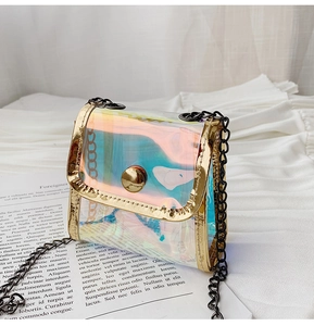 Vue détaillée du mini sac bandoulière transparent laser holographique avec fermoir doré