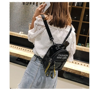 Détail du mini sac à dos en cuir verni noir avec rubans jaunes LOVE et lettrage blanc