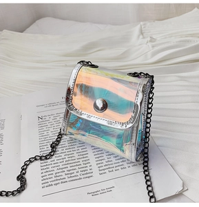 Vue détaillée du mini sac à bandoulière en PVC holographique avec boucle et chaîne métal