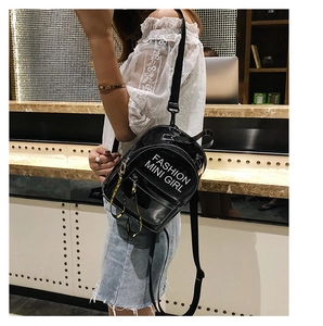 Détail du mini sac à dos en cuir verni noir avec imprimé texte Fashion Mini Girl stylé
