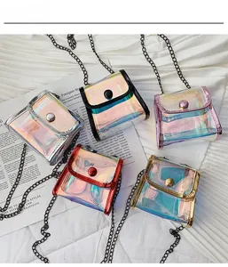Vue détaillée de mini sacs holographiques transparents avec chaînes en métal en 5 coloris
