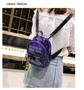 Détail du sac à dos en PVC violet transparent avec ruban jaune LOVE en breloque