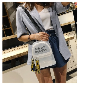 Détail du mini sac à dos en PVC transparent avec imprimé Fashion Mini Girl et sangles jaunes