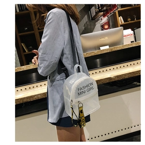 Gros plan sur le mini sac à dos transparent en PVC avec texte Fashion et breloque Love