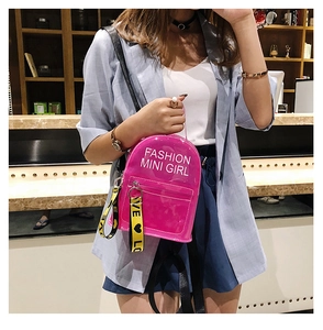 Détail d'un mini sac à dos en PVC transparent rose avec charm sangle tissée LOVE jaune