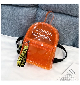 Détail d'un mini sac à dos orange en PVC transparent avec imprimé Fashion Mini Girl et sangle