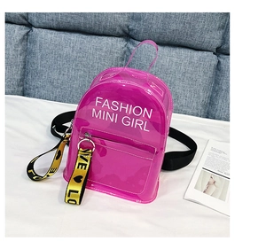 Détail du mini sac à dos en PVC transparent rose avec logo blanc et fermeture à glissière