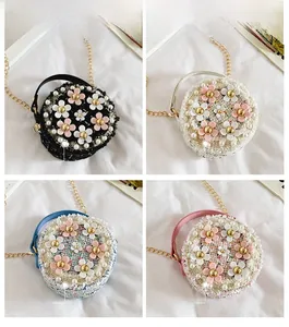 Détails de quatre mini sacs ronds tressés à fleurs avec perles et bandoulières chaînes
